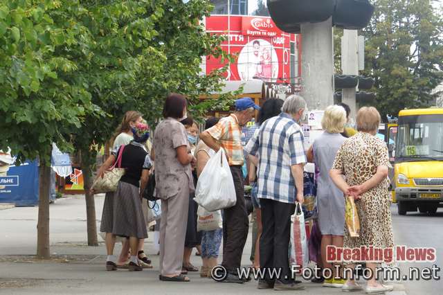 У Кропивницькому на зупинках містяни вишукуються у довгі черги (ФОТО)